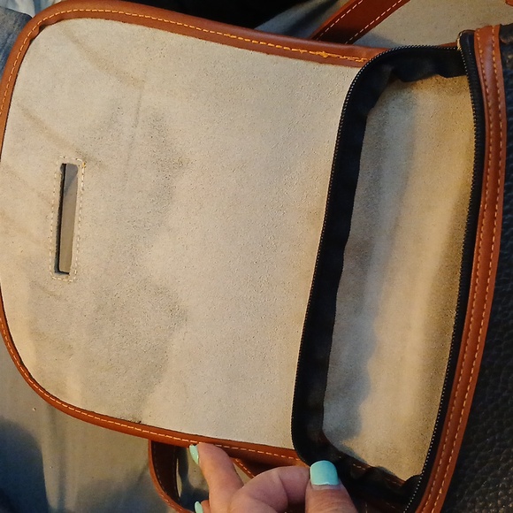 Dooney and Bourke saddle crossbody - Picture 4 of 8